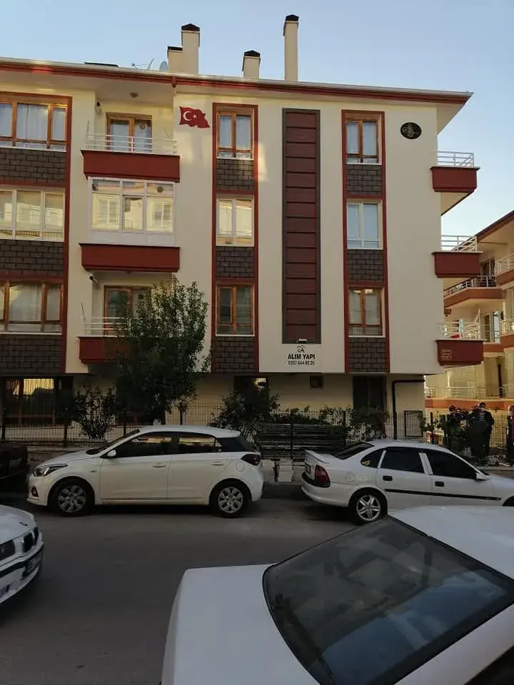 Keçiören Esertepe'de beş katlı bina, krem cephe, kahverengi dikey şerit ve tuğla desenli paneller
