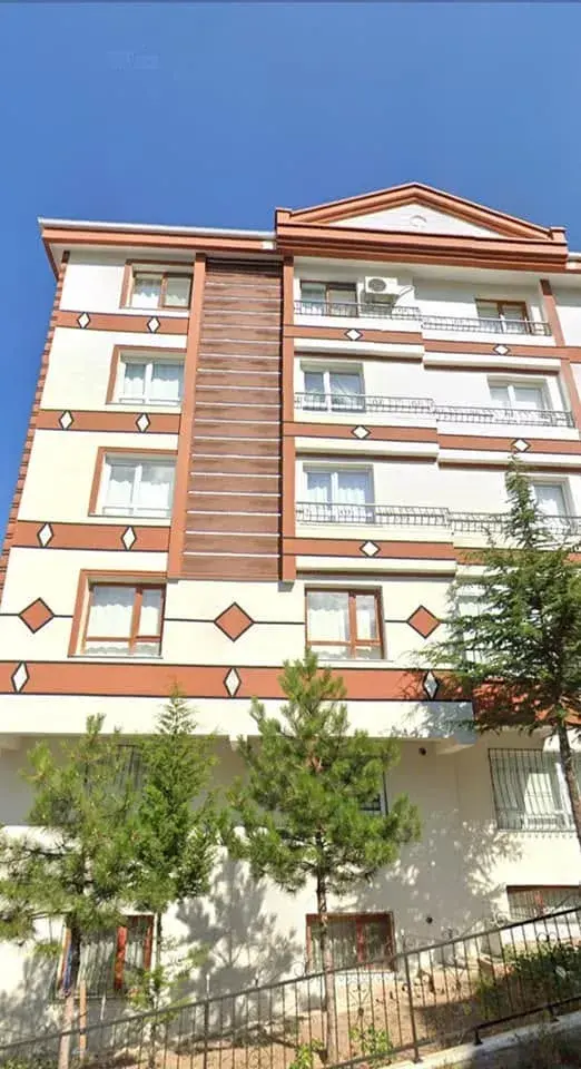Keçiören Yayla Mahallesi'nde krem cepheli bina, kahverengi dikey şerit ve baklava motifleri